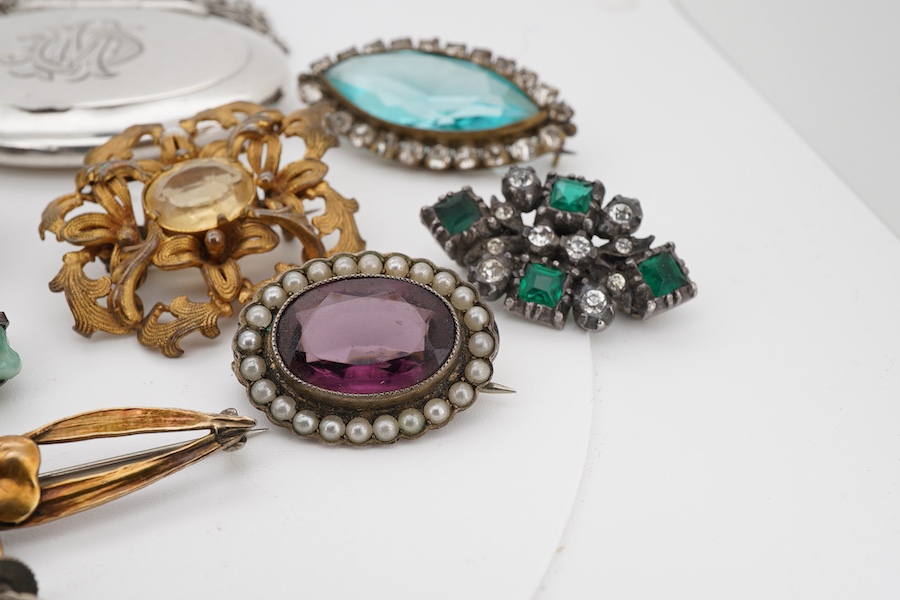 A small collection of assorted costume jewellery, including a paste set crescent brooch and a spinning fob seal, together with a George V silver oval pill box, Adie & Lovekin, Birmingham, 1915, 52mm, with engraved monogr